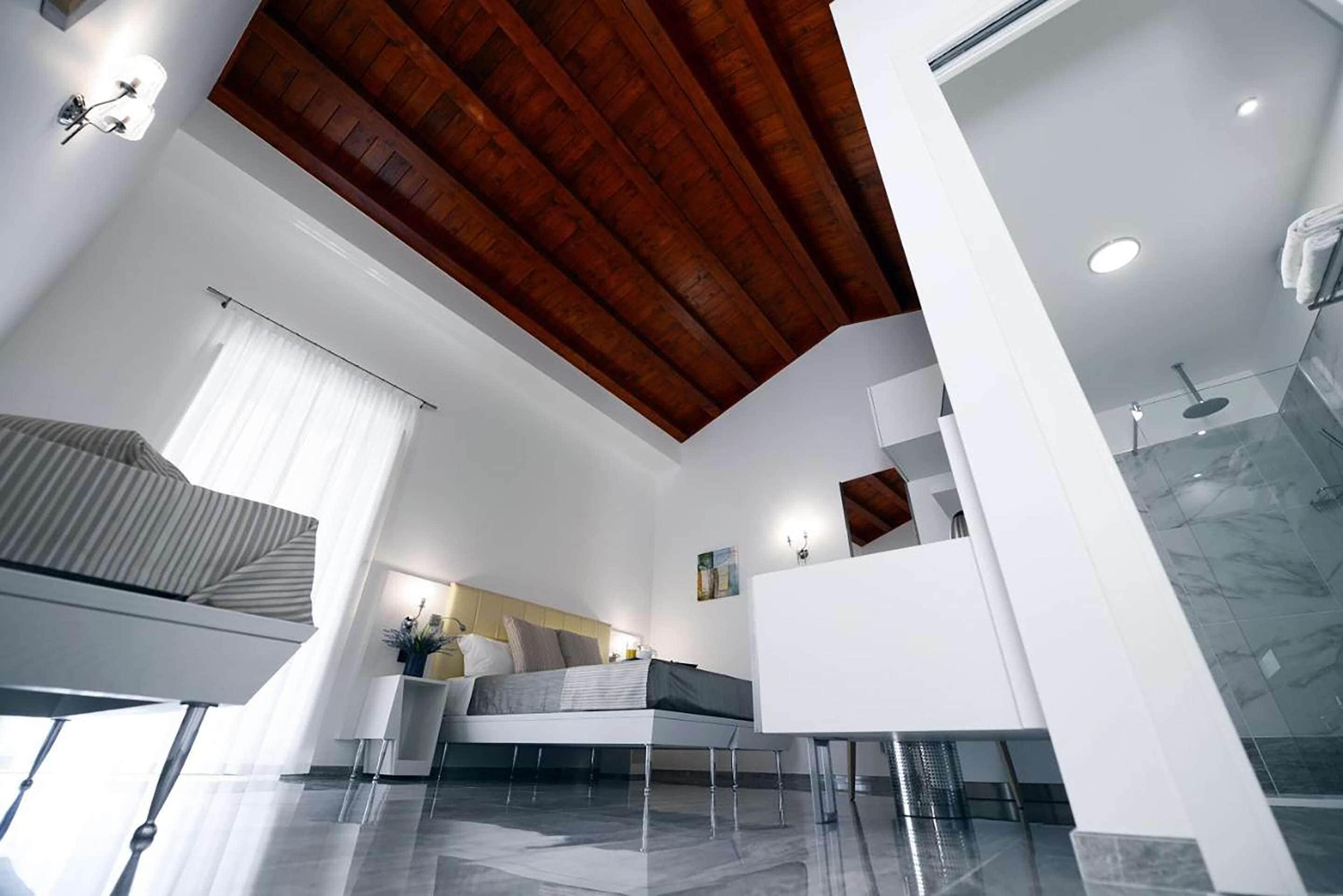 Deluxe Triple Room Balcony City View